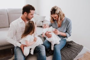 Familie genießt innige Momente nach der standesamtlichen Trauung – Hochzeitsfotografin Köln.