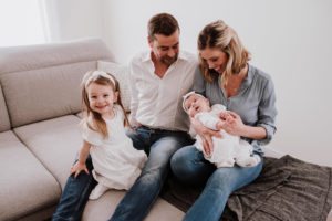 Familienmomente auf dem Sofa – natürliche Hochzeitsreportage NRW von Hochzeitsfotografin Köln.