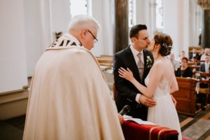 Braut und Bräutigam küssen sich bei ihrer standesamtlichen Trauung – Hochzeitsfotografin Köln.