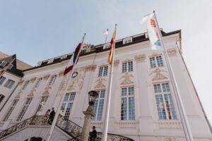 Historisches Standesamt in Bonn, perfekt für natürliche Hochzeitsreportage und authentische Momente.