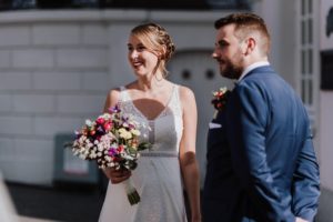 Braut und Bräutigam strahlen draußen nach ihrer standesamtlichen Trauung – Hochzeitsfotografin Köln.