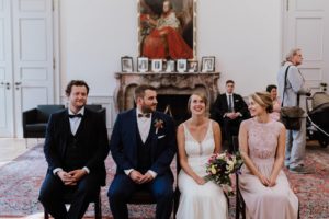 Familie und Freunde genießen gemeinsam die standesamtliche Trauung – Hochzeitsfotografin Köln.