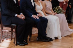 Zwei Menschen halten sich bei der standesamtlichen Trauung Düsseldorf an den Händen, ein stiller Moment für Hochzeitsfotografin Köln.