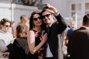 Brautpaar lächelt bei ihrer standesamtlichen Trauung im Freien – Hochzeitsfotografin Köln hält den Moment fest.