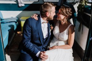 Braut und Bräutigam teilen einen liebevollen Moment im Auto, festgehalten von Hochzeitsfotografin Köln.