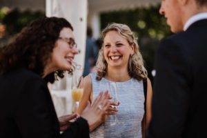 Drei Freunde lachen gemeinsam nach der standesamtlichen Trauung – Hochzeitsreportage NRW.