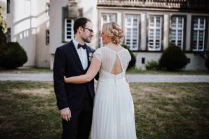 Brautpaar lächelt sich nach der standesamtlichen Trauung Düsseldorf herzlich an – Hochzeitsfotografin Köln.