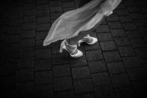 Braut in fließendem Kleid auf Steinpflaster – aufgenommen von Hochzeitsfotografin Köln.