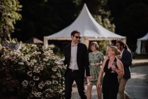 Freunde lachen im Freien nach der standesamtlichen Trauung – Hochzeitsreportage NRW.