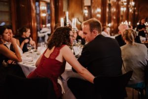 Ein ungezwungener Moment beim Candlelight Dinner, geteiltes Lächeln während der Hochzeitsreportage NRW.