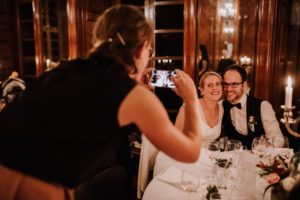 Hochzeitsfotografin Köln hält das Brautpaar fest, wie sie beim Kerzenschein gemeinsam lachen.