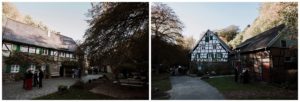 Freunde und Familie lachen gemeinsam vor charmanten Holzhäusern bei einer Hochzeitsreportage NRW.
