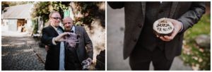 Zwei Männer machen ein Selfie auf Kopfsteinpflaster, mit einem gravierten Ringhalter in der Hand – festgehalten von einer Hochzeitsfotografin Köln während ihrer Hochzeitsreportage.