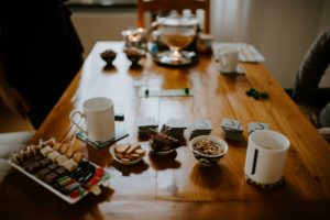 Gemütlicher Tisch mit Tee, Snacks und Karten – detailverliebte Hochzeitsreportage NRW.