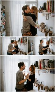 Ein Paar sitzt innig auf der Küchenzeile, lacht gemeinsam – Hochzeitsfotografin Köln Moment.