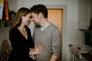 Paar berührt sanft die Stirn im Alltag – Hochzeitsfotografin Köln hält echte Liebe fest.