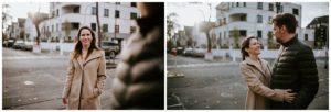 Paar lacht gemeinsam auf einer Kölner Straße – festgehalten von Hochzeitsfotografin Köln.