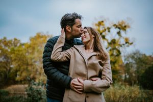 Ein Paar umarmt sich liebevoll im herbstlichen Park – Hochzeitsreportage Düsseldorf, voller Nähe.