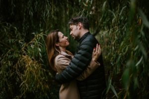 Brautpaar blickt sich liebevoll an, umgeben von Grün – Hochzeitsfotografin Köln hält den Moment fest.