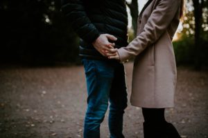 Paar hält sich liebevoll im Freien zur standesamtlichen Trauung – Hochzeitsfotografin Köln.