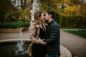 Brautpaar teilt einen liebevollen Kuss am Brunnen im Park – Hochzeitsfotografin Köln begleitet echte Momente.