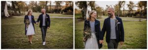 Brautpaar Hand in Hand beim Spaziergang, beide in Blau – natürliche Hochzeitsfotografie Bonn.