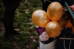 Goldene Ballons mit „Love is in the air“ bei einer standesamtlichen Trauung in Düsseldorf.