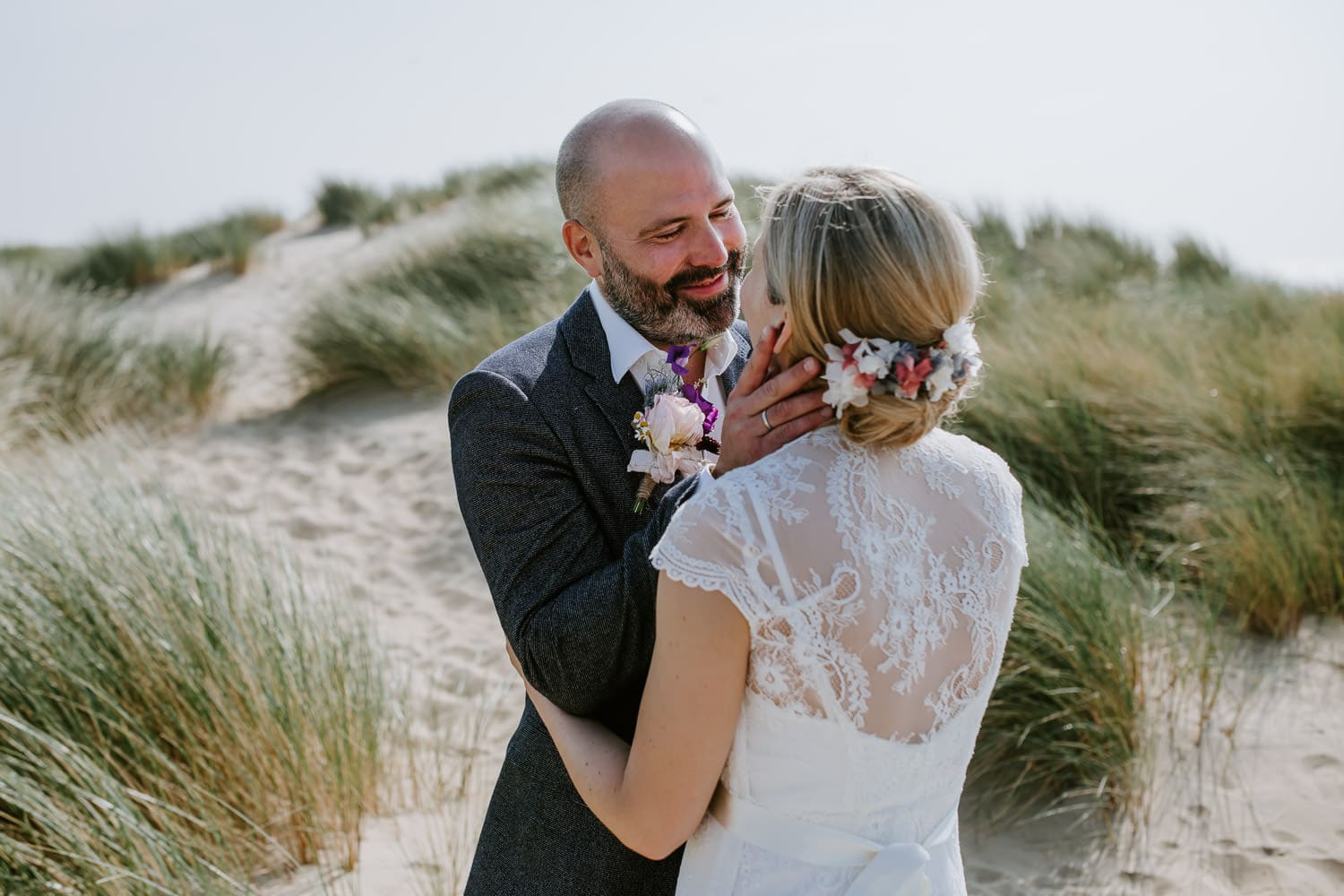 Brautpaar genießt unzählige Hochzeitsmomente auf einer sandigen Düne – Hochzeitsfotografin Köln.
