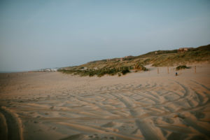 Sandstrand mit sanften Dünen bei Köln – ideale Kulisse für natürliche Hochzeitsfotos in NRW.