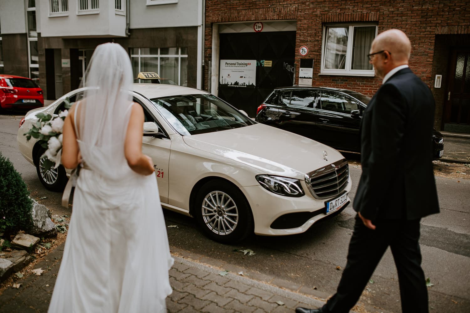 022 DSC 5886 Hochzeitsfotograf Köln Hochzeit NRW Hausboot Düsseldorf Boho Vintage Hippie Elopement Vera Prinz