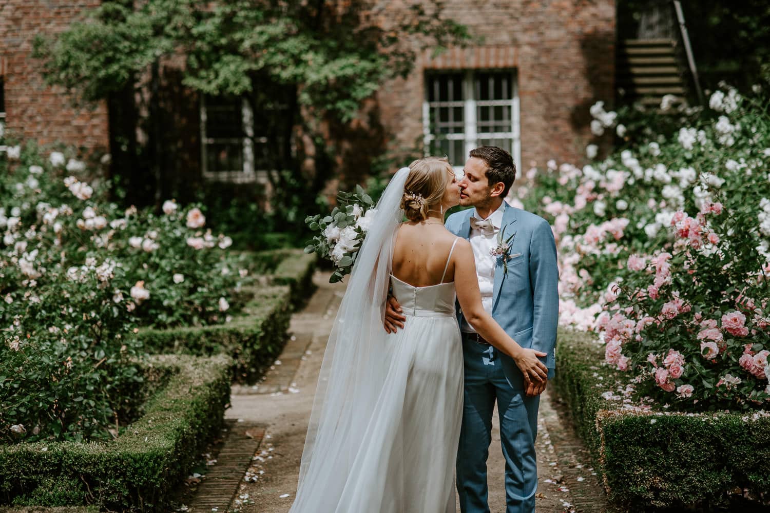 040 DSC 4418 Hochzeitsfotograf Köln Hochzeit NRW Hausboot Düsseldorf Boho Vintage Hippie Elopement Vera Prinz