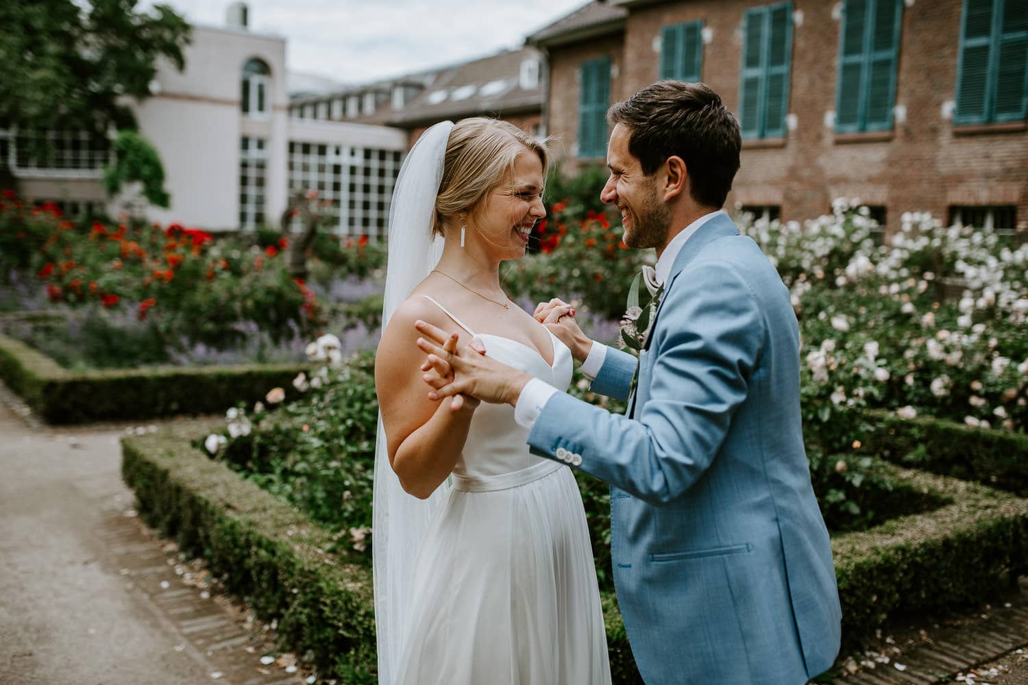 041 DSC 6298 Hochzeitsfotograf Köln Hochzeit NRW Hausboot Düsseldorf Boho Vintage Hippie Elopement Vera Prinz