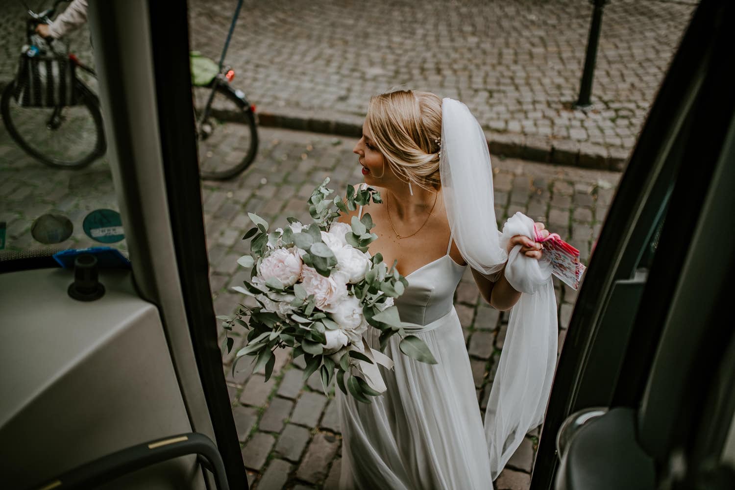 077 DSC 7484 Hochzeitsfotograf Köln Hochzeit NRW Hausboot Düsseldorf Boho Vintage Hippie Elopement Vera Prinz