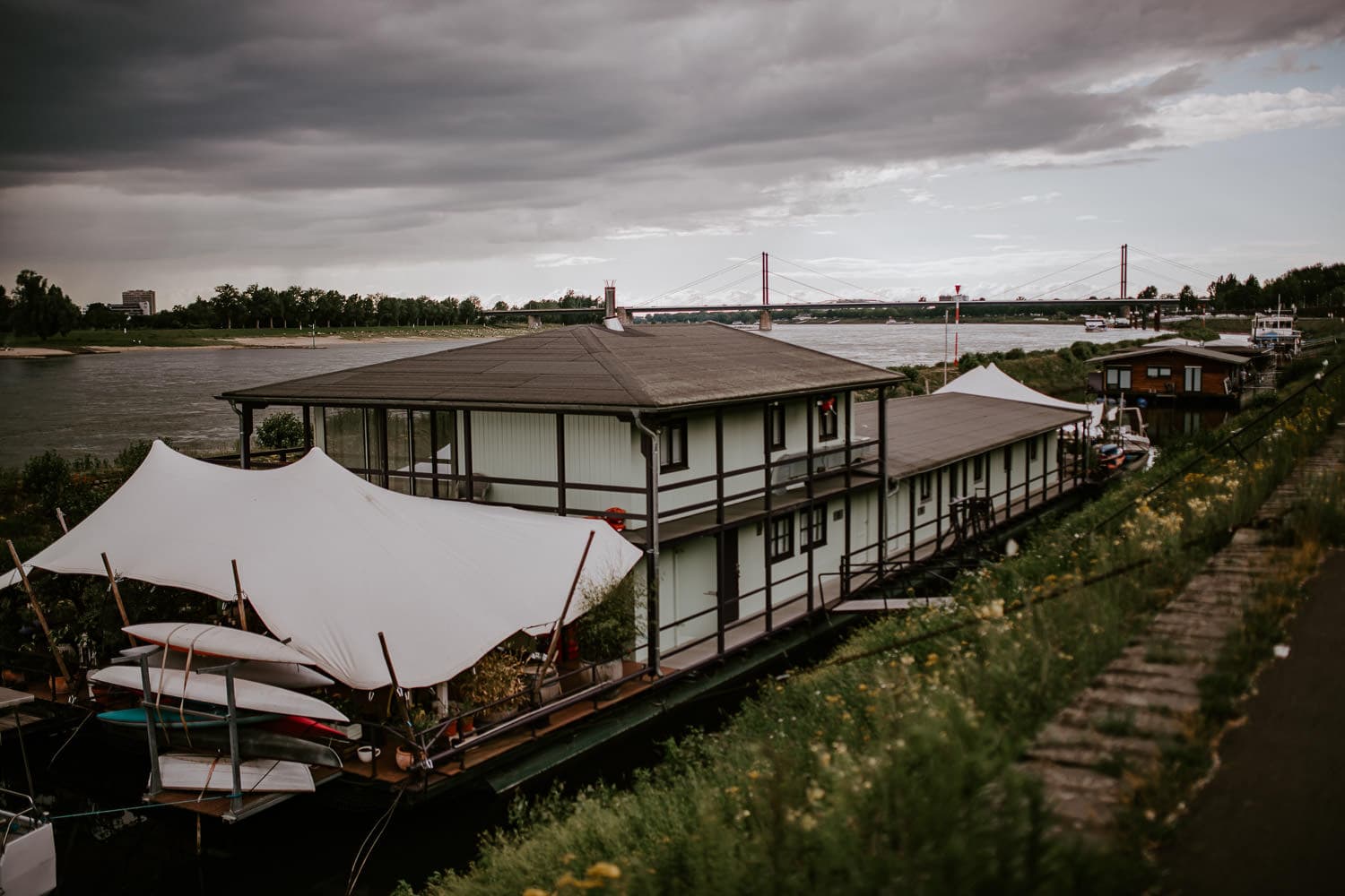 104 DSC 7630 Hochzeitsfotograf Köln Hochzeit NRW Hausboot Düsseldorf Boho Vintage Hippie Elopement Vera Prinz