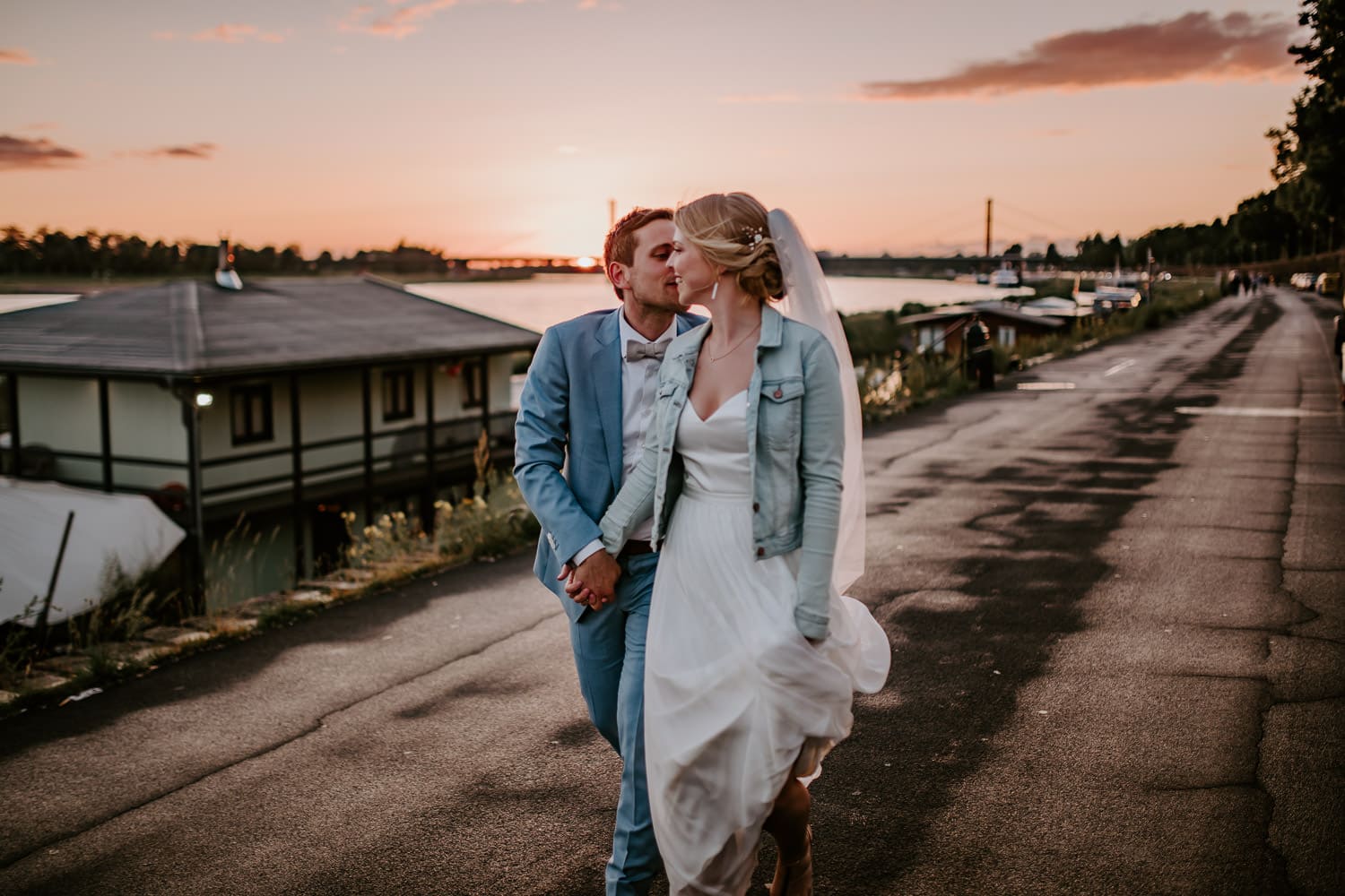 125 DSC 7902 Hochzeitsfotograf Köln Hochzeit NRW Hausboot Düsseldorf Boho Vintage Hippie Elopement Vera Prinz