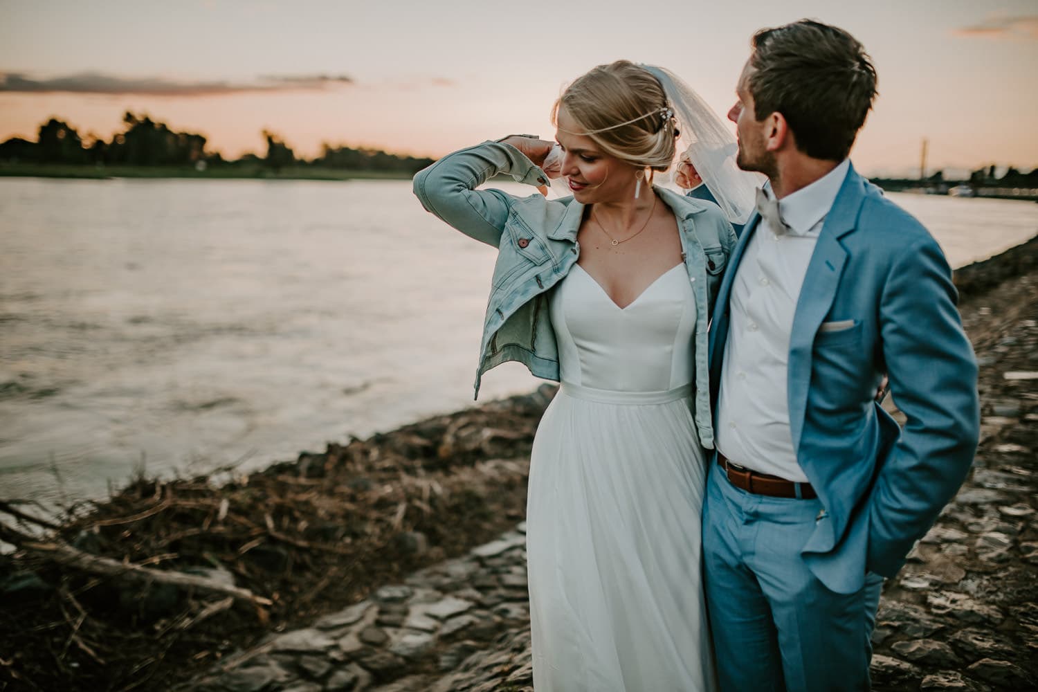 129 DSC 7951 Hochzeitsfotograf Köln Hochzeit NRW Hausboot Düsseldorf Boho Vintage Hippie Elopement Vera Prinz