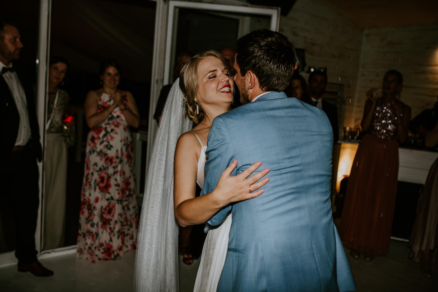 155 DSC 8529 Hochzeitsfotograf Köln Hochzeit NRW Hausboot Düsseldorf Boho Vintage Hippie Elopement Vera Prinz