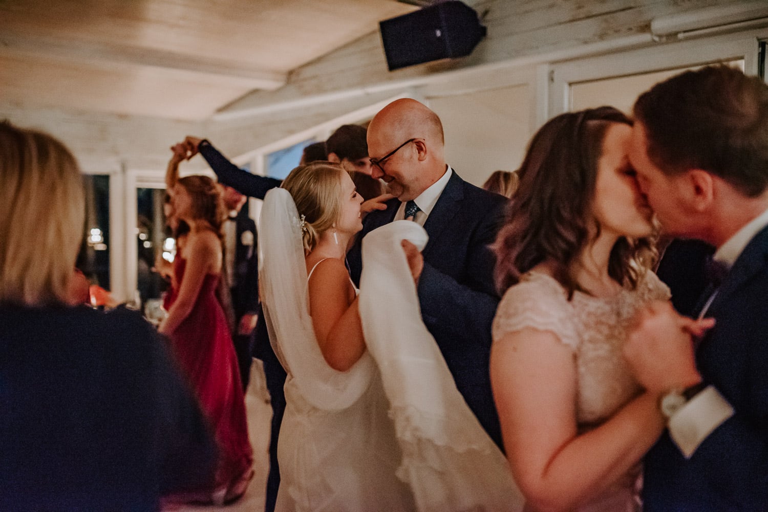 156 DSC 5682 2 Hochzeitsfotograf Köln Hochzeit NRW Hausboot Düsseldorf Boho Vintage Hippie Elopement Vera Prinz