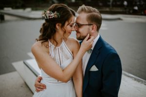 Braut und Bräutigam halten sich innig im Arm, beide lächeln liebevoll am Tag ihrer standesamtlichen Trauung in Bonn – eingefangen von deiner Hochzeitsfotografin NRW.