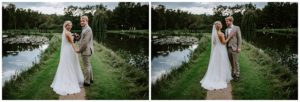 Brautpaar hält sich an einem grünen Teich an den Händen – Hochzeitsreportage NRW, natürlich & echt.