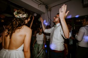 Freunde tanzen fröhlich auf einer Hochzeit in NRW – authentischer Moment von Hochzeitsfotografin Köln.