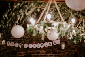 Herzliches „Just Married“-Banner mit Lichtern und Grün, ideal für die Hochzeitsreportage NRW.