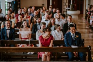 Gäste lächeln herzlich während einer standesamtlichen Trauung – Hochzeitsfotografin Köln.