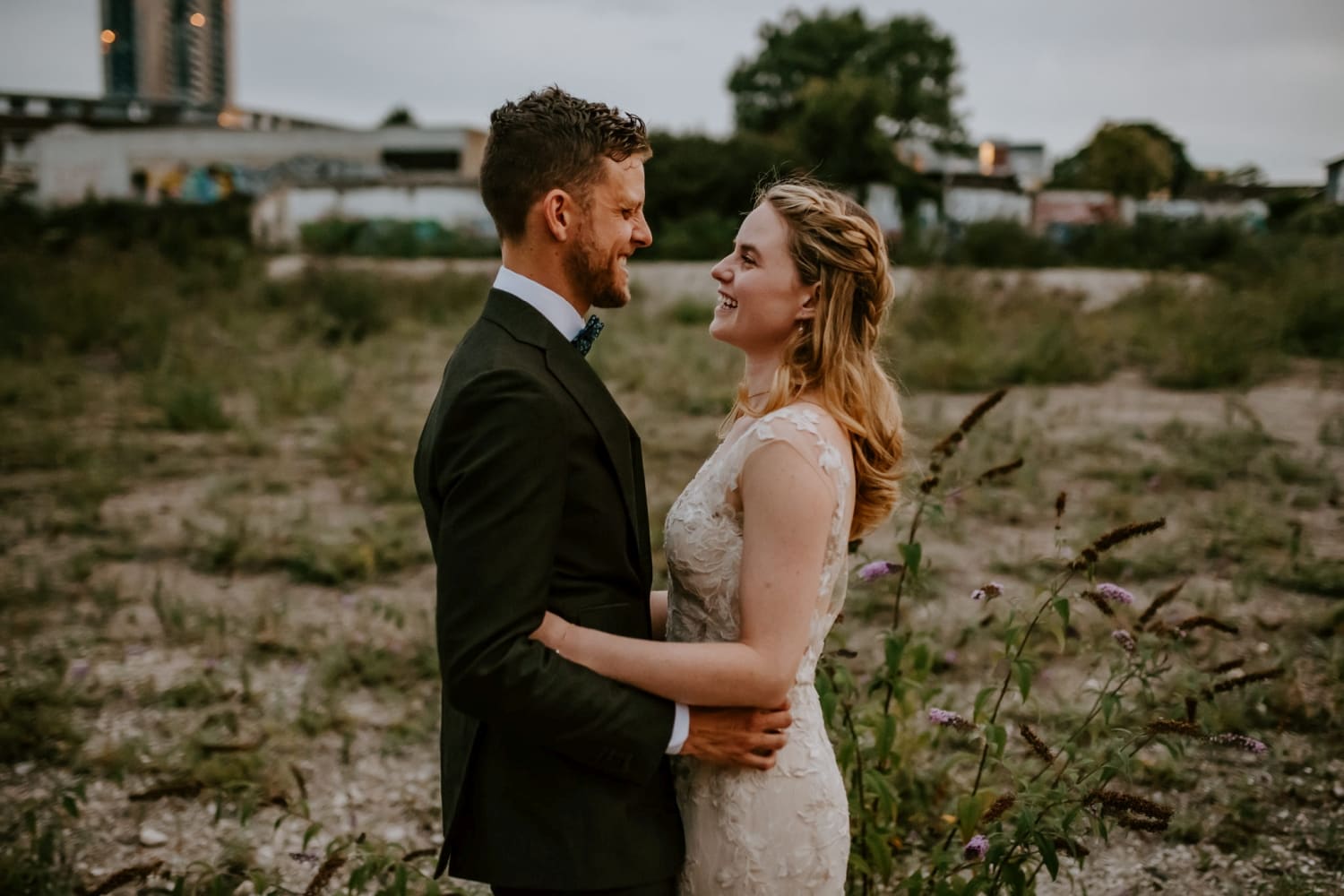 Brautpaar lacht sich draußen an – echte Momente eingefangen von Hochzeitsfotografin Köln.