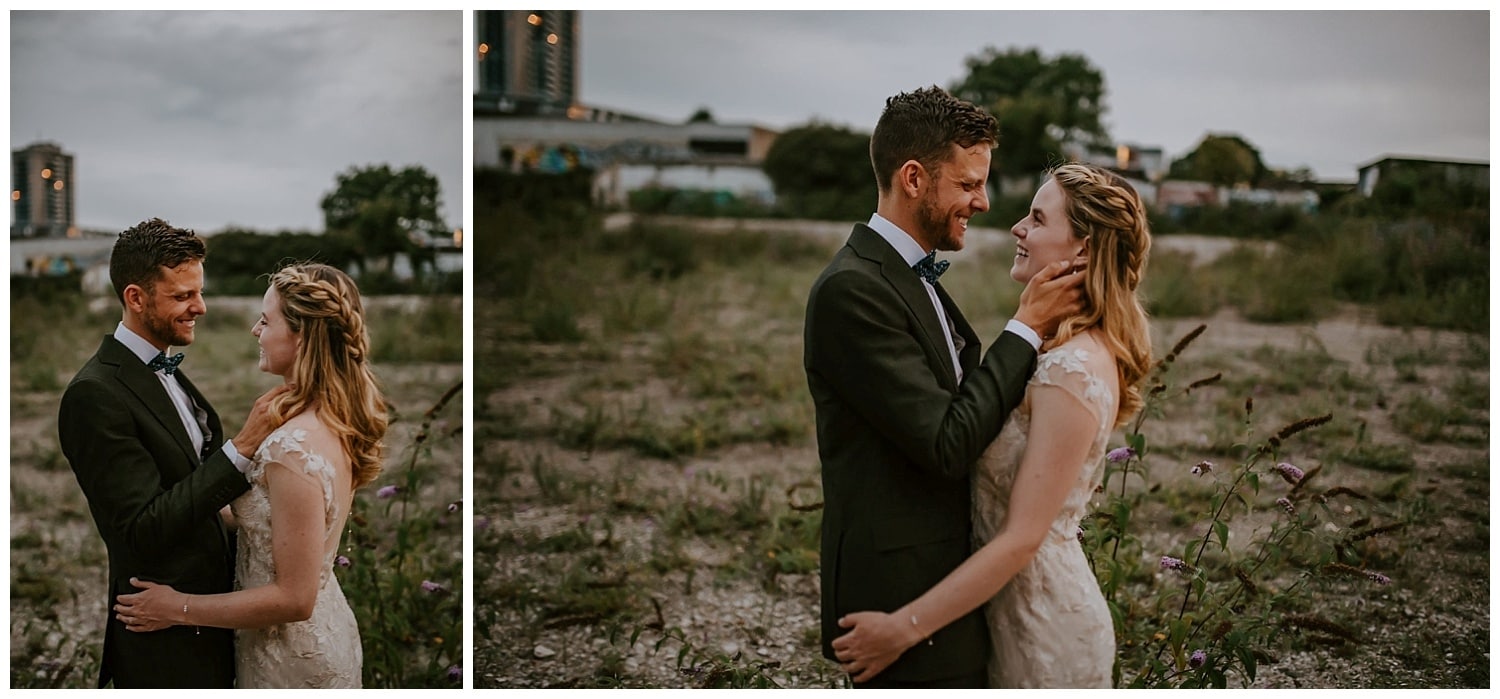 Brautpaar lacht sich draußen an, natürliche Hochzeitsfotografie Bonn mit freiem Blick in die Natur.