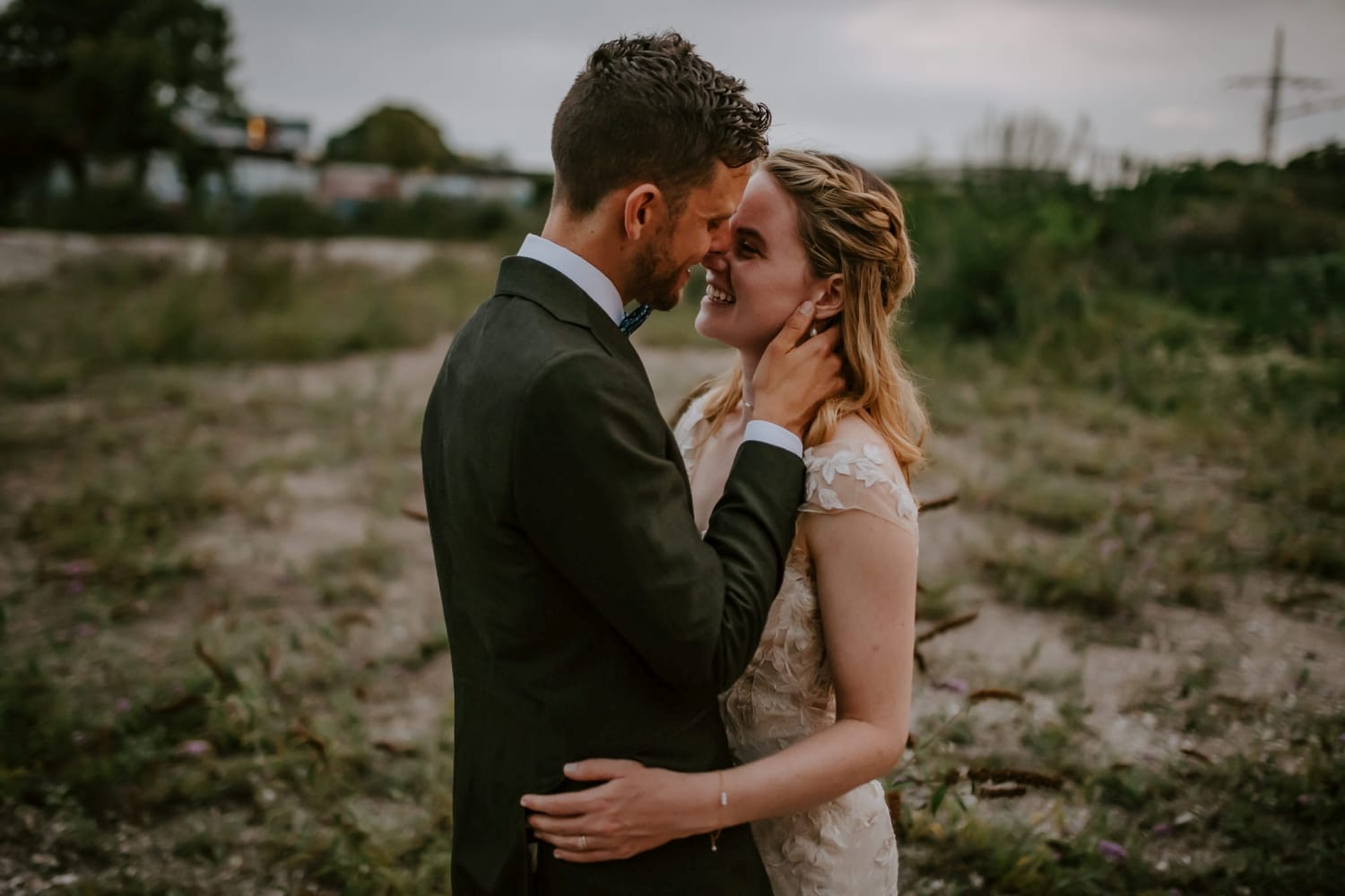 Brautpaar lacht sich an bei natürlicher Hochzeitsfotografie im Grünen – Hochzeitsreportage NRW.