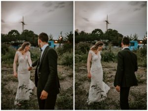 Brautpaar hält Hände und lacht entspannt im Grünen – Hochzeitsfotografie Bonn, natürlich & echt.