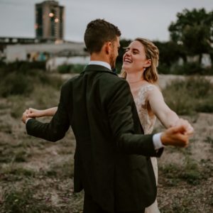 Brautpaar tanzt lachend im Grünen – authentische Hochzeitsreportage NRW, Hochzeitsfotografin Köln.