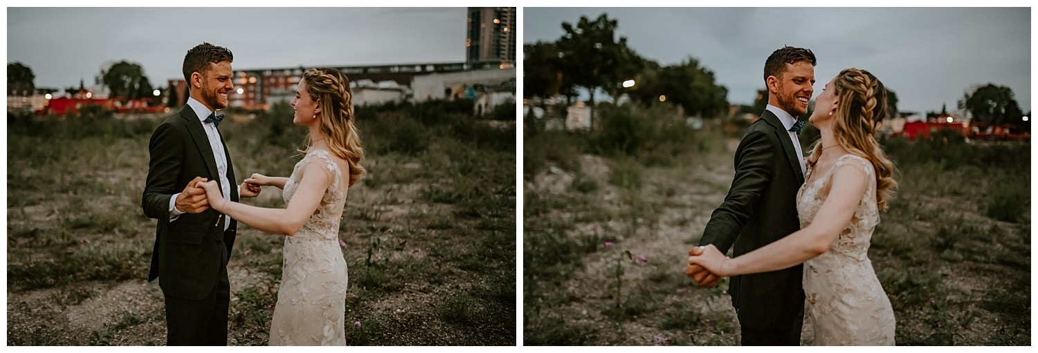 Brautpaar hält sich liebevoll an den Händen bei ihrer standesamtlichen Trauung in Köln.