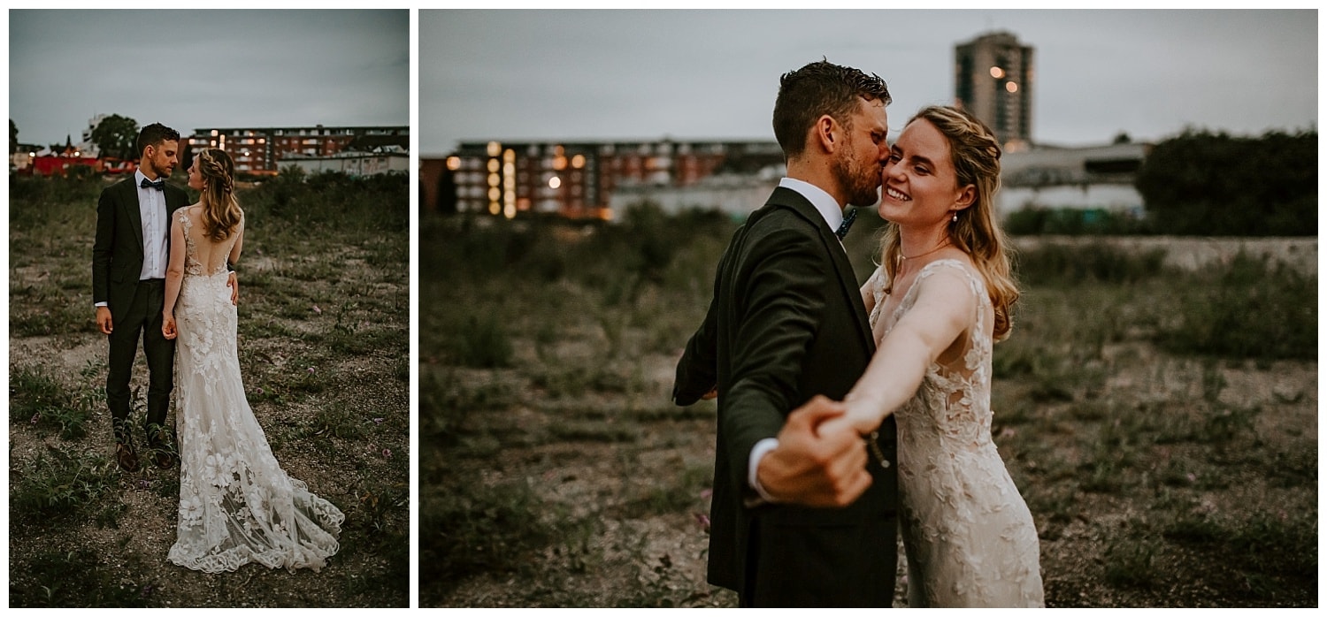 Brautpaar lacht gemeinsam im Grünen, festgehalten von Hochzeitsfotografin Köln bei ihrer Trauung.